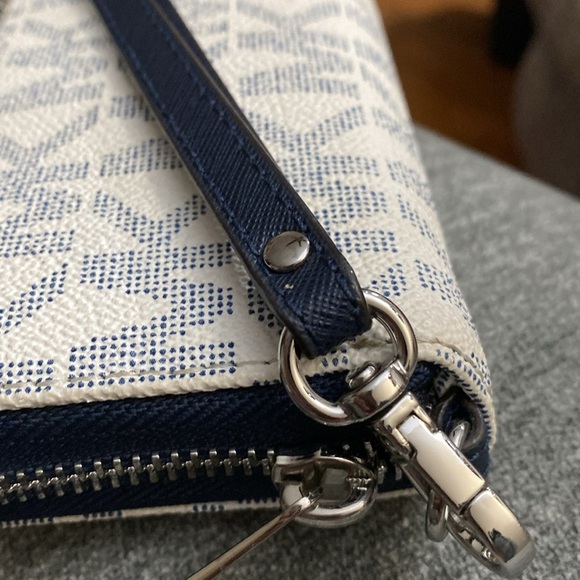 Michael Kors large logo continental wallet. - Picture 5 of 6